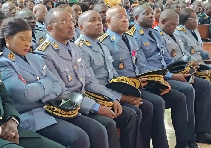 Policiers à l'église